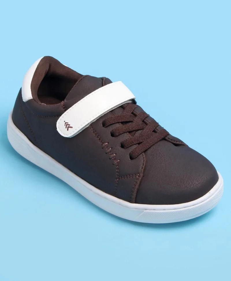 باين كيدز باين كيدز - حذاء غير رسمي بشريط فيلكرو ودانتيل - بني